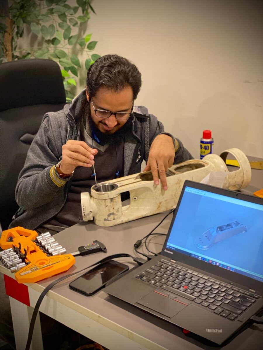 Reverse-engineering a robotic-arm structural link with digital calipers into CAD